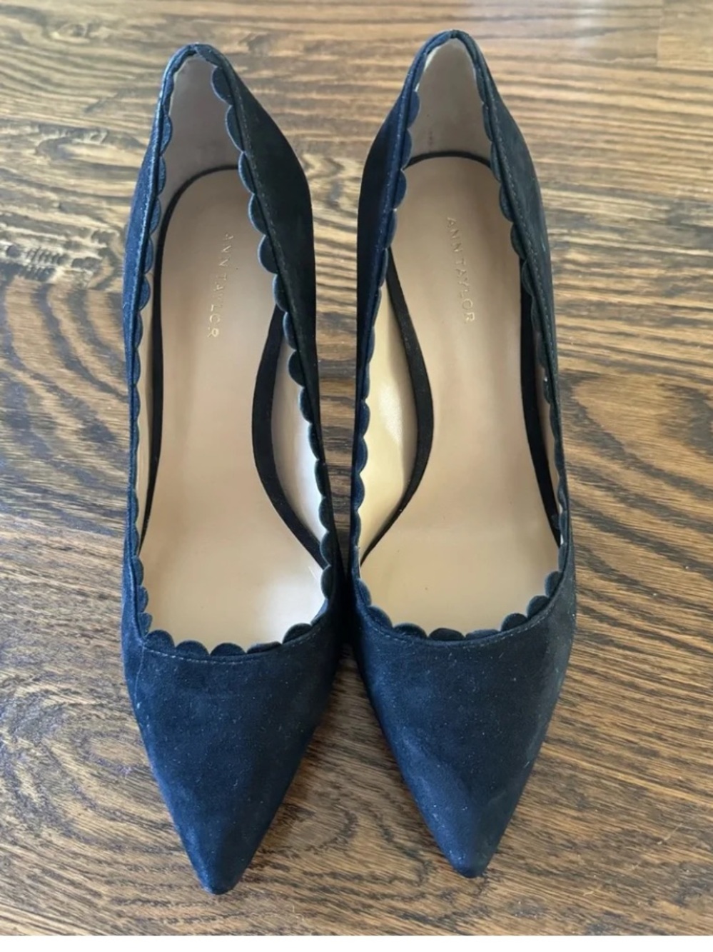 NIB Ann Taylor Mila Wavy Pump in Black Suede - 8M